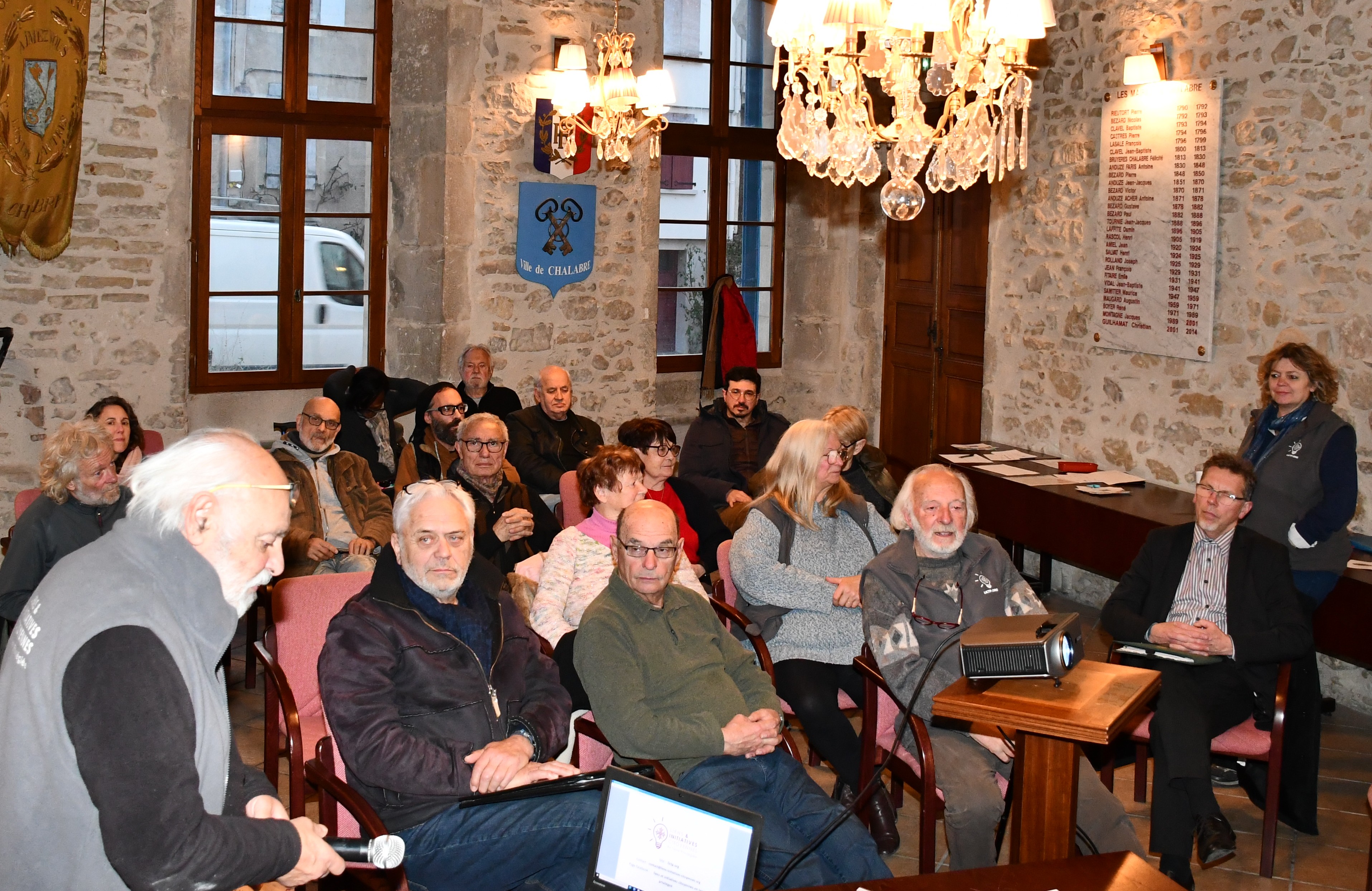 Roland da Costa préside la séance de l'AG, présente notre nouveau projet, l'Outil en Main